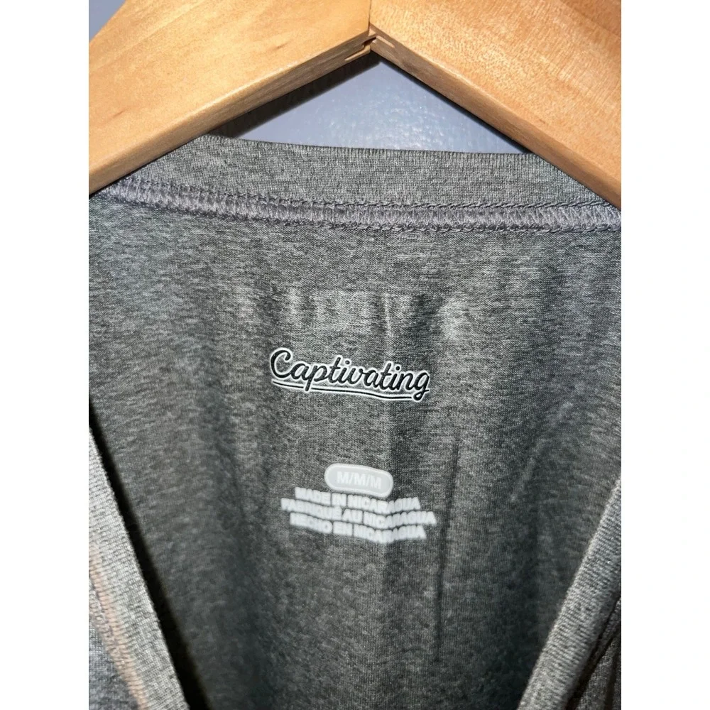 Captivating Oklahoma Sooners Mens Gray Graphic T-Shirt NCAA Fan Gear Size Medium